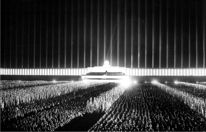 La Catedral de Luz, ideada por albert Speer con focos antiaéreos para las reuniones del partido en Nuremberg. Foto: DP.