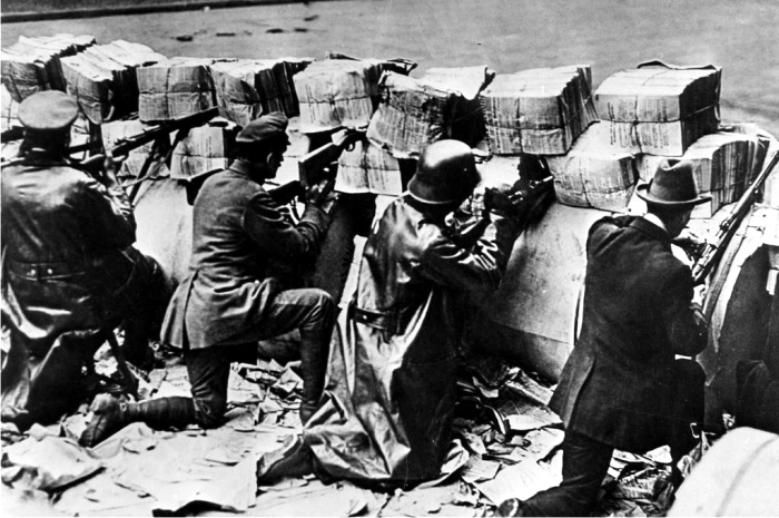 Espartaquistas en una barricada en 1919. Foto: DP.