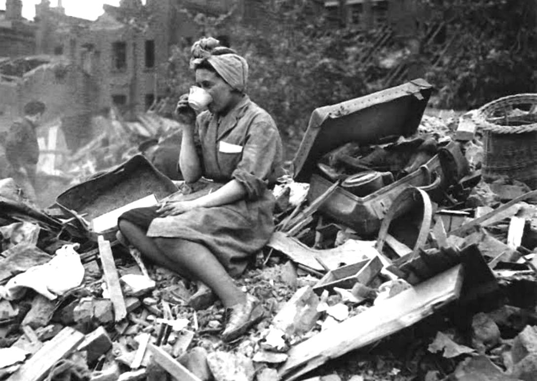 Una mujer toma una taza de té sobre los escombros, Londres, 1941