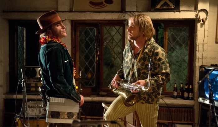 La obra de Thomas Pynchon: un poema sinfónico para banda de surf y orquesta 1 Escena de Inherent Vice. Imagen: Warner Bros. Pictures.
