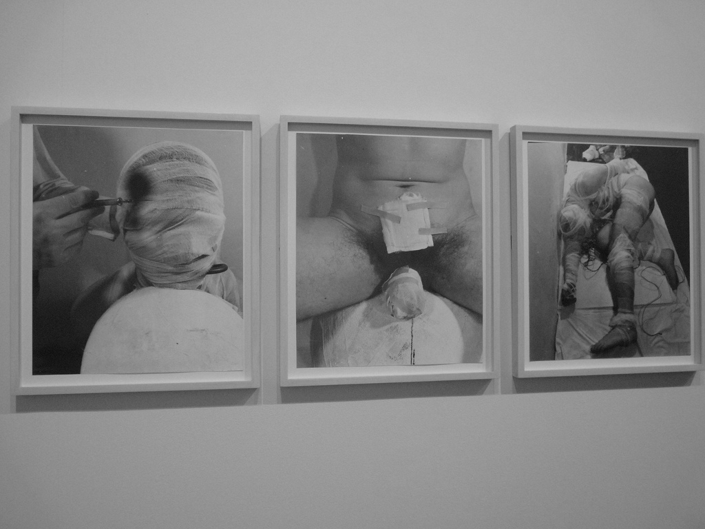 Pintura, sangre, sexo y muerte: en las tripas del accionismo vienés 3 Obras de Rudolf Schwarzkogler, colección permanente de la Tate Modern. Fotografía: Paddy Johnson (CC).