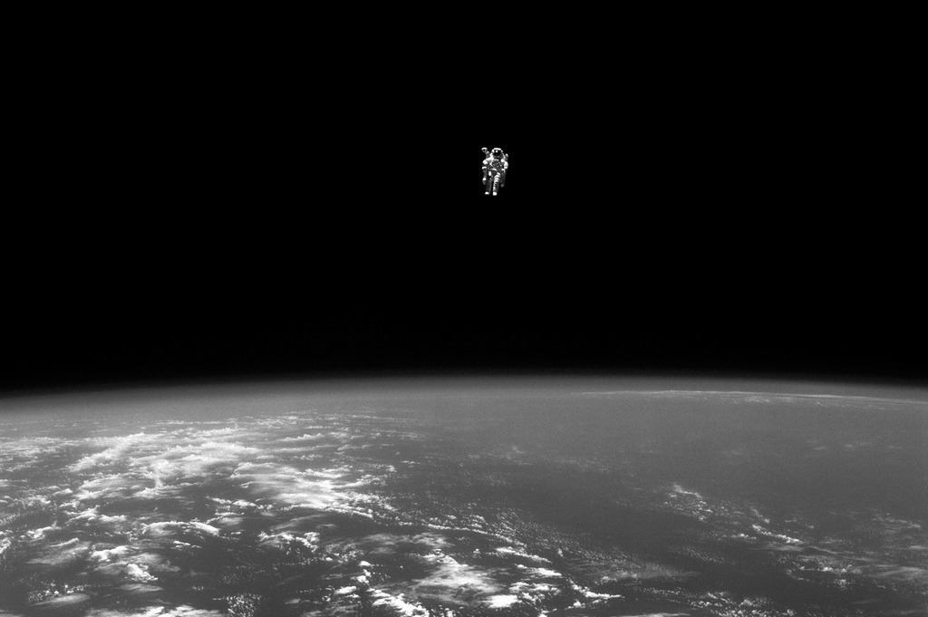 Bruce McCandless en un «vuelo libre», 1984. Fotografía: NASA (CC)