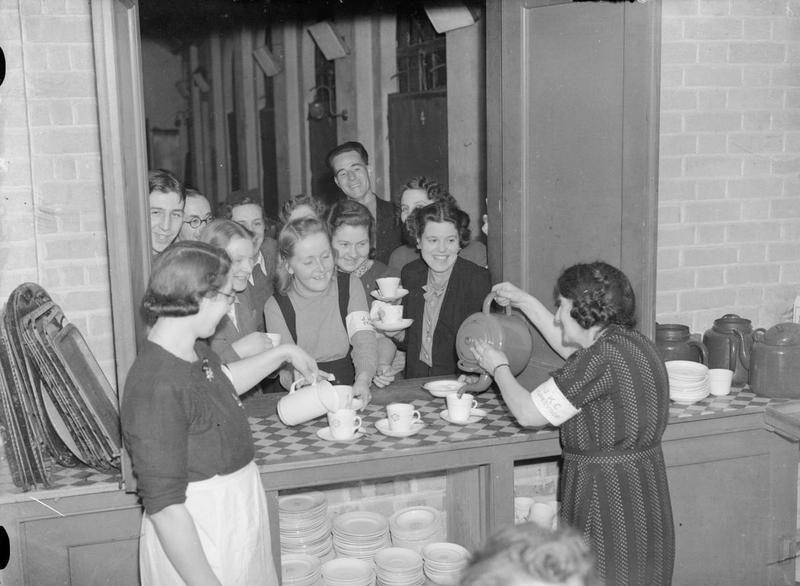 La hora del té en un refugio antiaéreo de Londres, 1940. Fotografía: IWM (CC)
