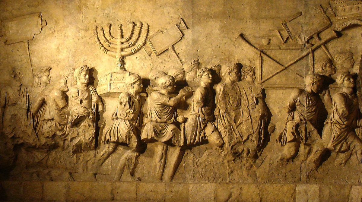 Detalle de uno de los relieves del Arco de Tito Soldados romanos con el botín del Templo de Jerusalén