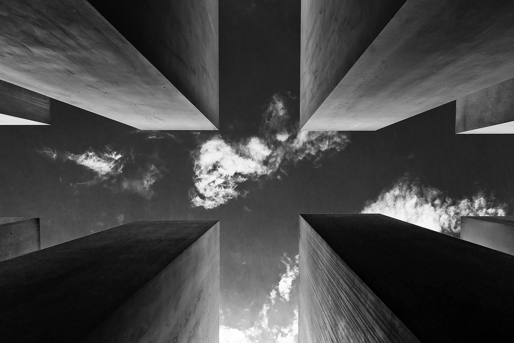 Satán es mi señor y el hormigón también 1 Monumento a los judíos de Europa asesinados, Berlín. Fotografía: Sebastian Deptula (CC).