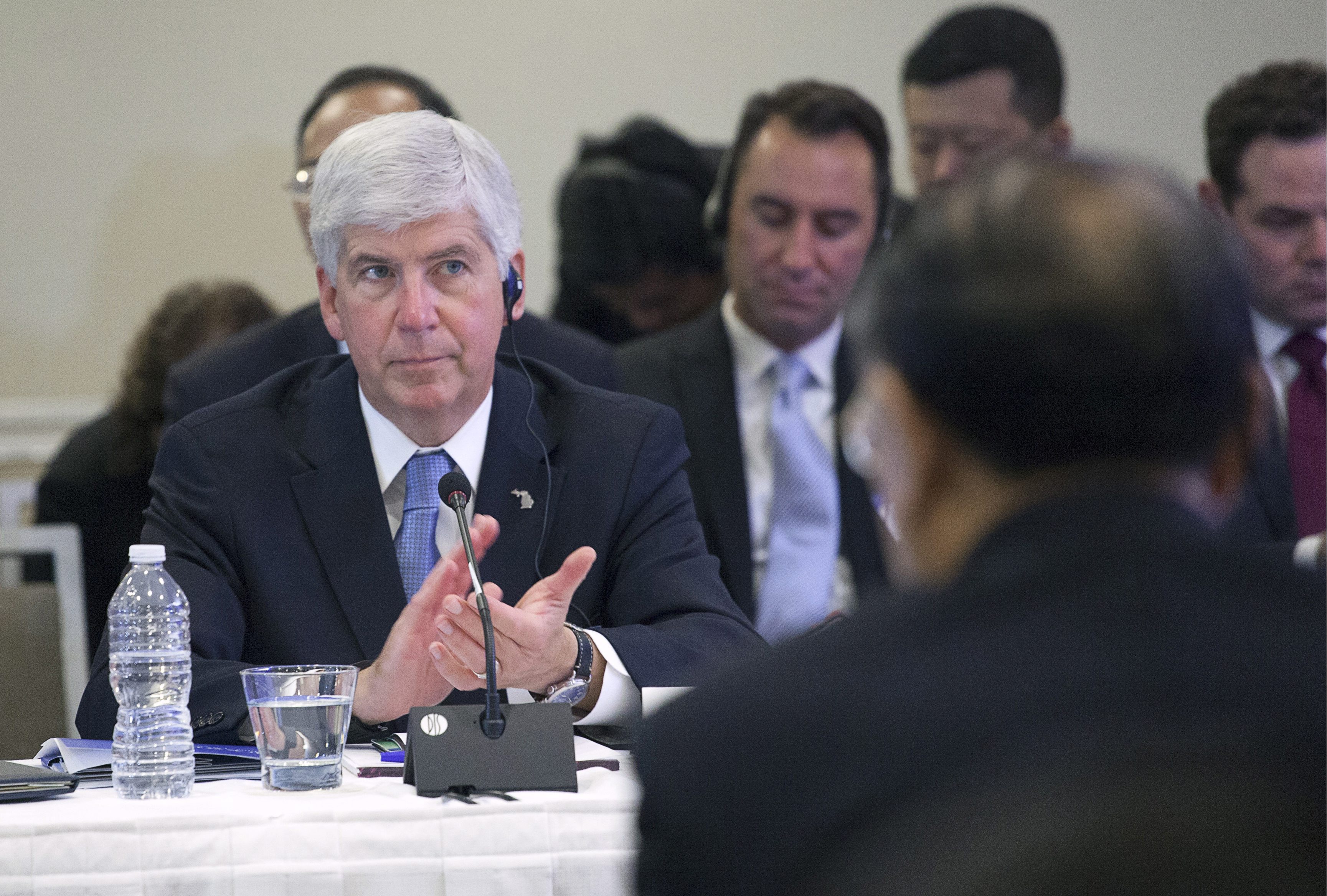 Governor Rick Snyder of Michigan applauds at a meeting with Chinese President Xi Jinping and four other United States governors to discuss clean technology and economic development in Seattle, Washington September 22, 2015. Xi landed in Seattle on Tuesday to kick off a week-long U.S. visit that will include meetings with U.S. business leaders, a black-tie state dinner at the White House hosted by President Barack Obama and an address at the United Nations. REUTERS/Matt Mills McKnightCODE: X02902