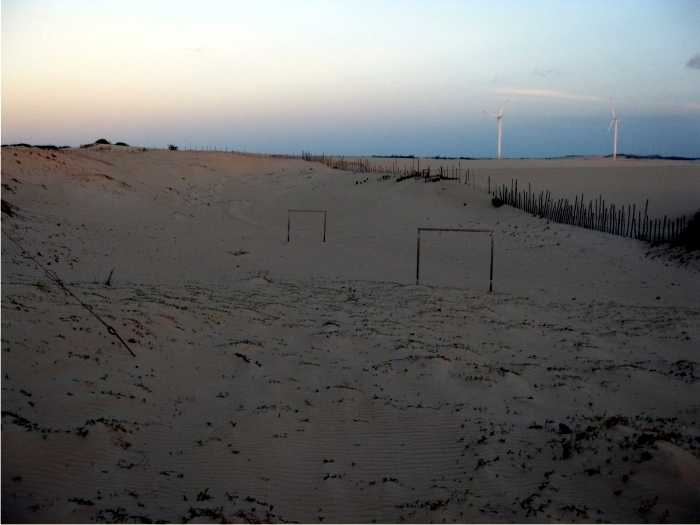 El estado de Ceará es una de las zonas más secas de Brasil. Campo de fútbol en medio de las dunas, cerca de la costa. Foto: Sergio Rossi.