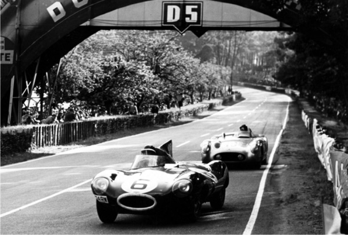Hawthorn, primero en su Jaguar, seguido de cerca por el Mercedes de Fangio. Foto cortesía de Moss Motoring.