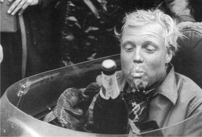 Mike Hawthorn celebrando con champán su victoria. Foto: DP.