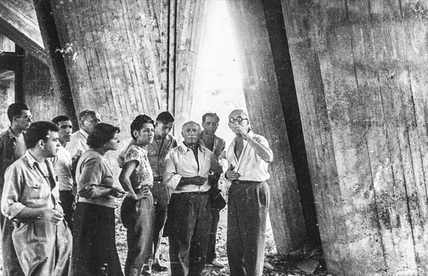 Satán es mi señor y el hormigón también 3 le-corbusier-et-pablo-picasso-sur-le-chantier-de-lunitc3a9-dhabitation-de-marseille-1949-photographe-non-mentionnc3a9col