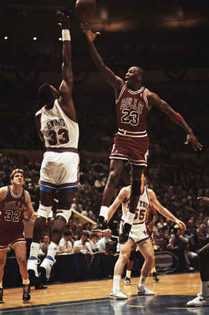 Michael Jordan y Pat Ewing. Foto: Corbis