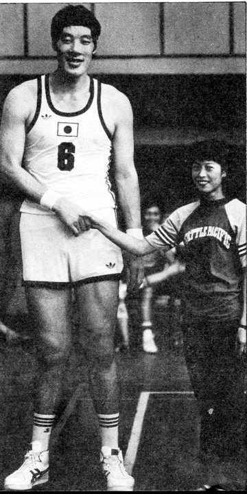 El gigante Yasutaka Okayama saluda a una joven en un entrenamiento con Japón. (DP)
