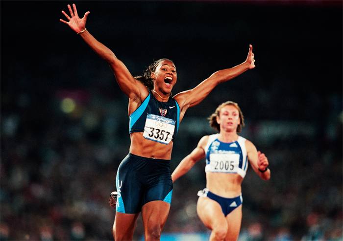 Thanou, en segundo plano, entra a meta tras Marion Jones en los Juegos de Sídney 2000. Foto: Corbis