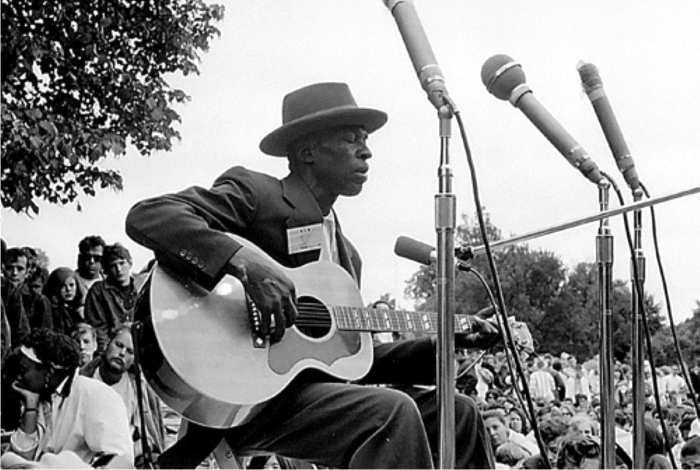 En busca de Skip James 1 Skip James. Foto: Storyville.