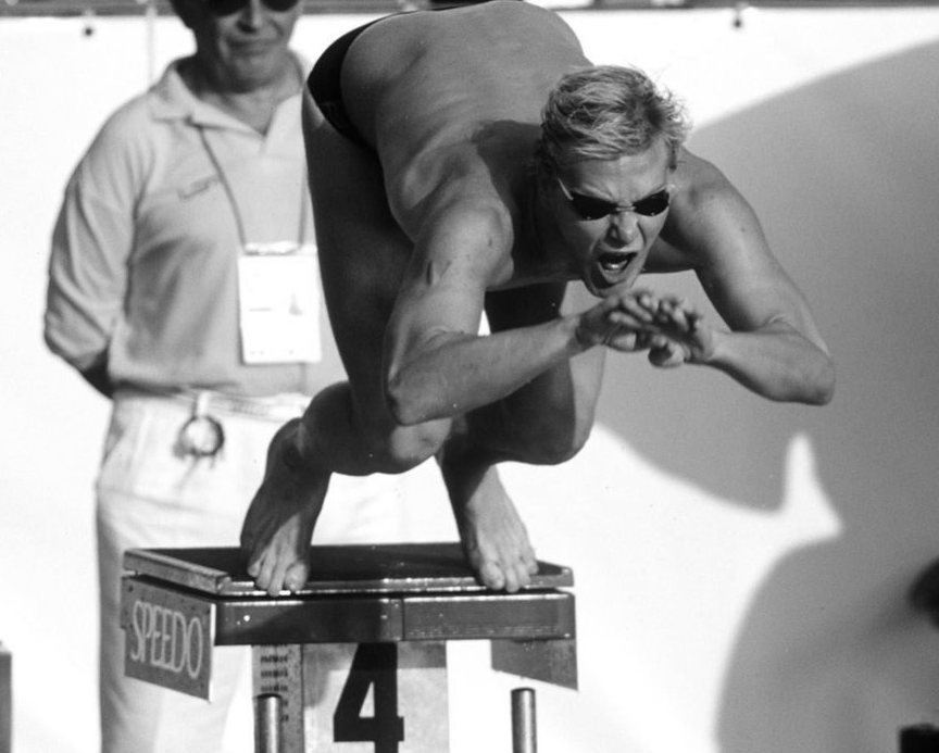 Denis PANKRATOV, nadador de Rusia, componente de la selección nacional, en el aire. Campeonato Europa / Sevilla 97. Sevilla, España. 24-08-1997. Denis PANKRATOV, swimmer from Russia, national team member, in the air. Europe Championship / Sevilla 97. Sevilla, Spain. 24-08-1997.