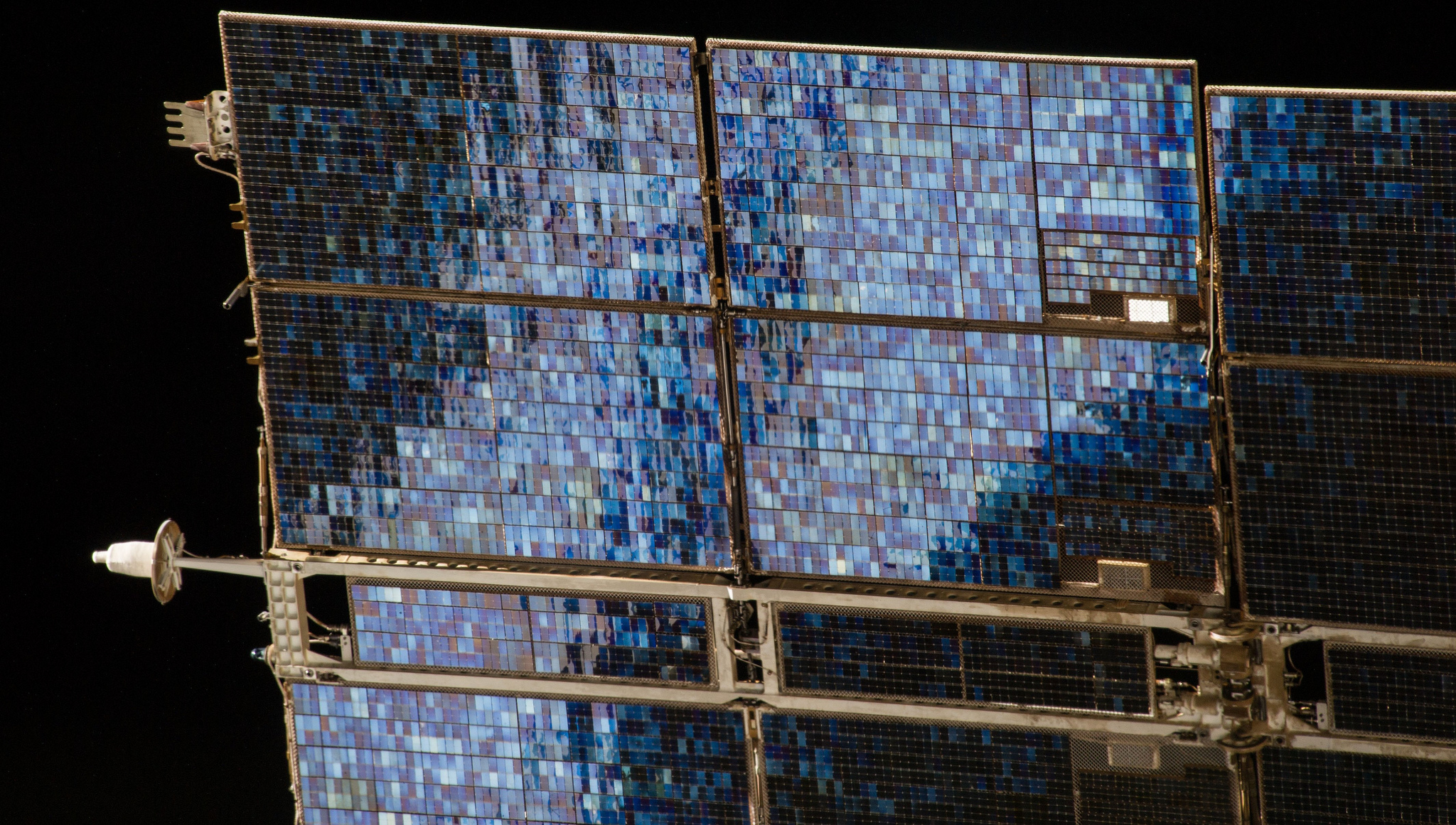Paneles de la Estación Espacial Internacional. Fotografía: NASA (CC).