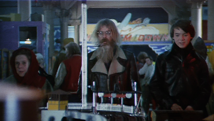 El genial Hal Ashby, con su legendario abrigo, haciendo un cameo en la película (imagen: Paramount)