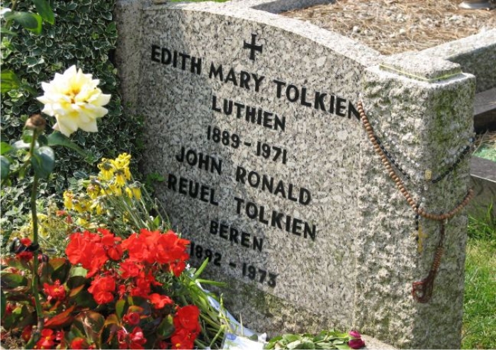 Tumba de J. R. R. Tolkien y su esposa, Edith Mary Tolkien, en el cementerio de Wolvercote. Foto: Twooars (CC)