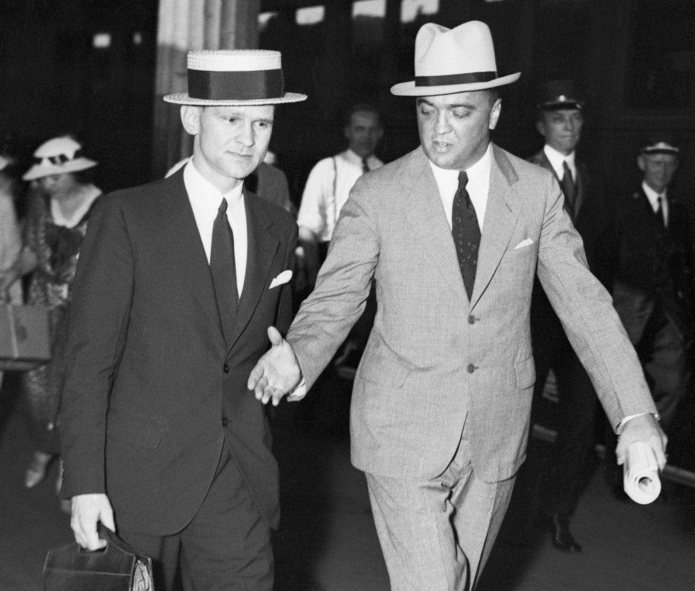 John Dillinger, el excepcional enemigo público número uno 4 25 Jul 1934, Washington, DC, USA --- Original caption: July 1934 Washington, DC: J. Edgar Hoover, Chief of the Department of Justice, extends his hand in congratulation to his Chicago Bureau Chief, Melvin Purvis, when the latter arrived in Washington, 7/25, to give his report on the trapping and slaying of John Dillinger. It was annouced shortly afterward that Purvis and Samuel Crowly were rewarded with promotions and salary incresases for their excellent work on America's Public Enemy #1. --- Image by © Bettmann/CORBIS