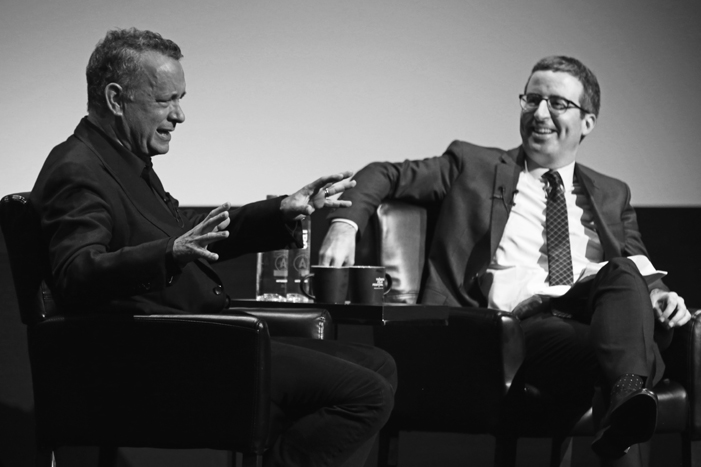 Tom Hanks junto al cómico británico John Oliver.