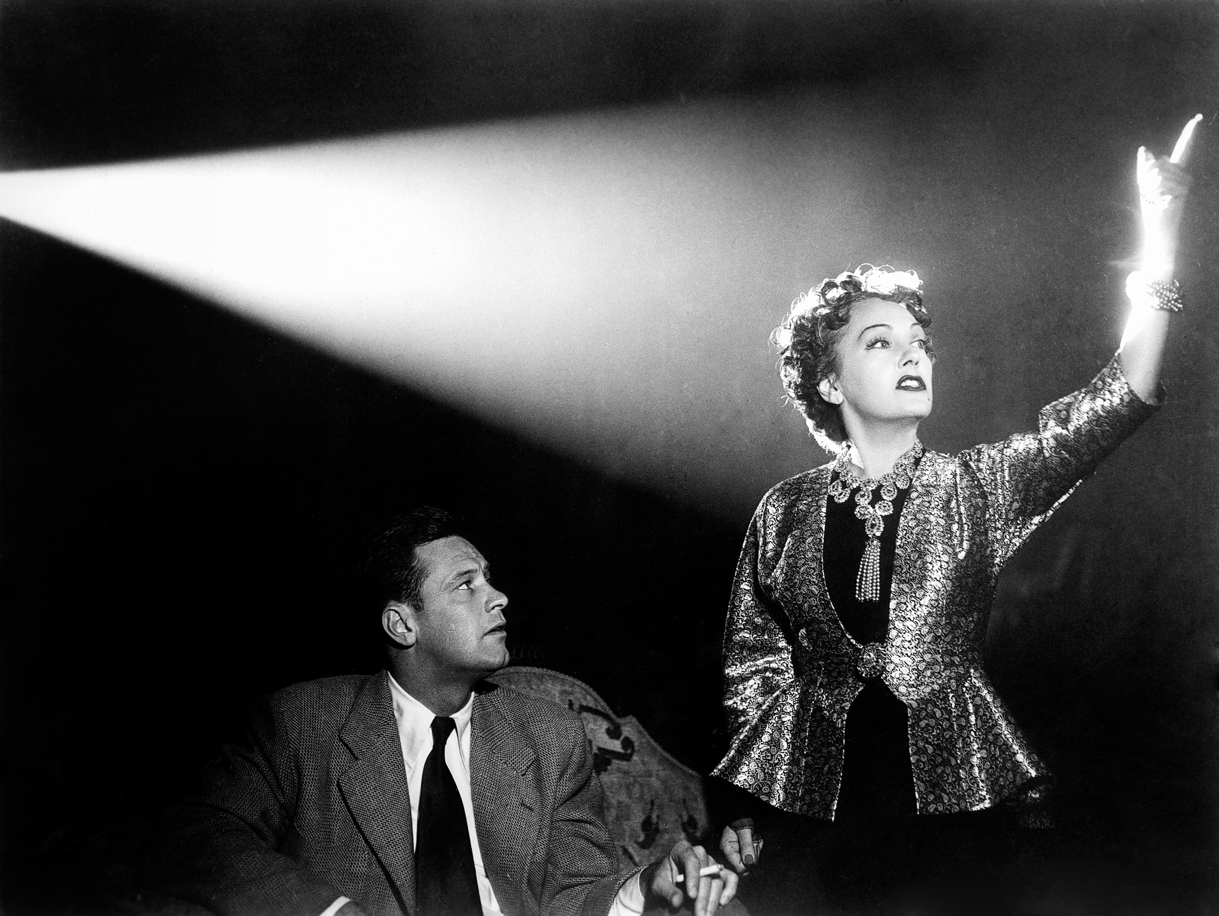 Sunset Blvd. (1950) aka Sunset Boulevard Directed by Billy Wilder Shown from left: William Holden, Gloria Swanson
