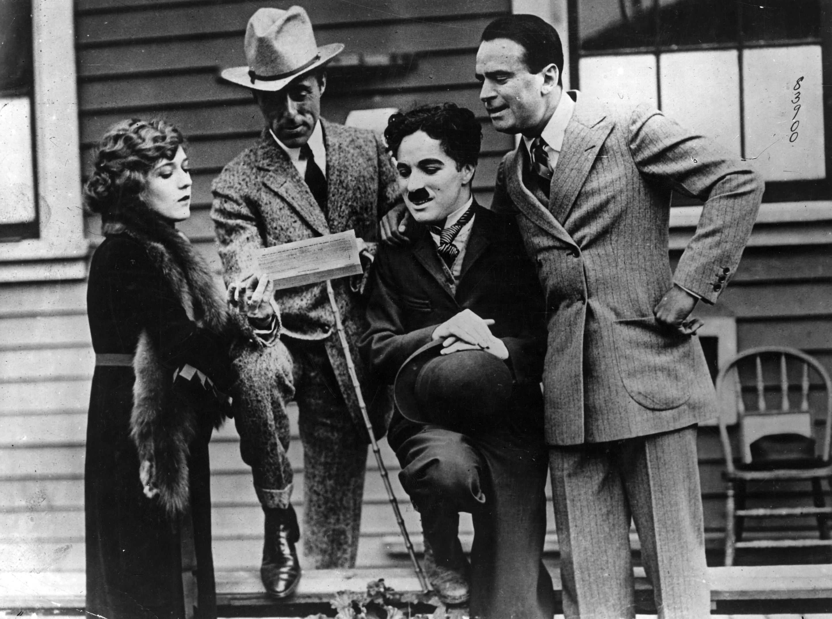 Mary Pickford, David Wark Griffith, Charlie Chaplin y Douglas Fairbanks el día que crearon United Artists (1919). Fotografía: autor desconocido (DP).