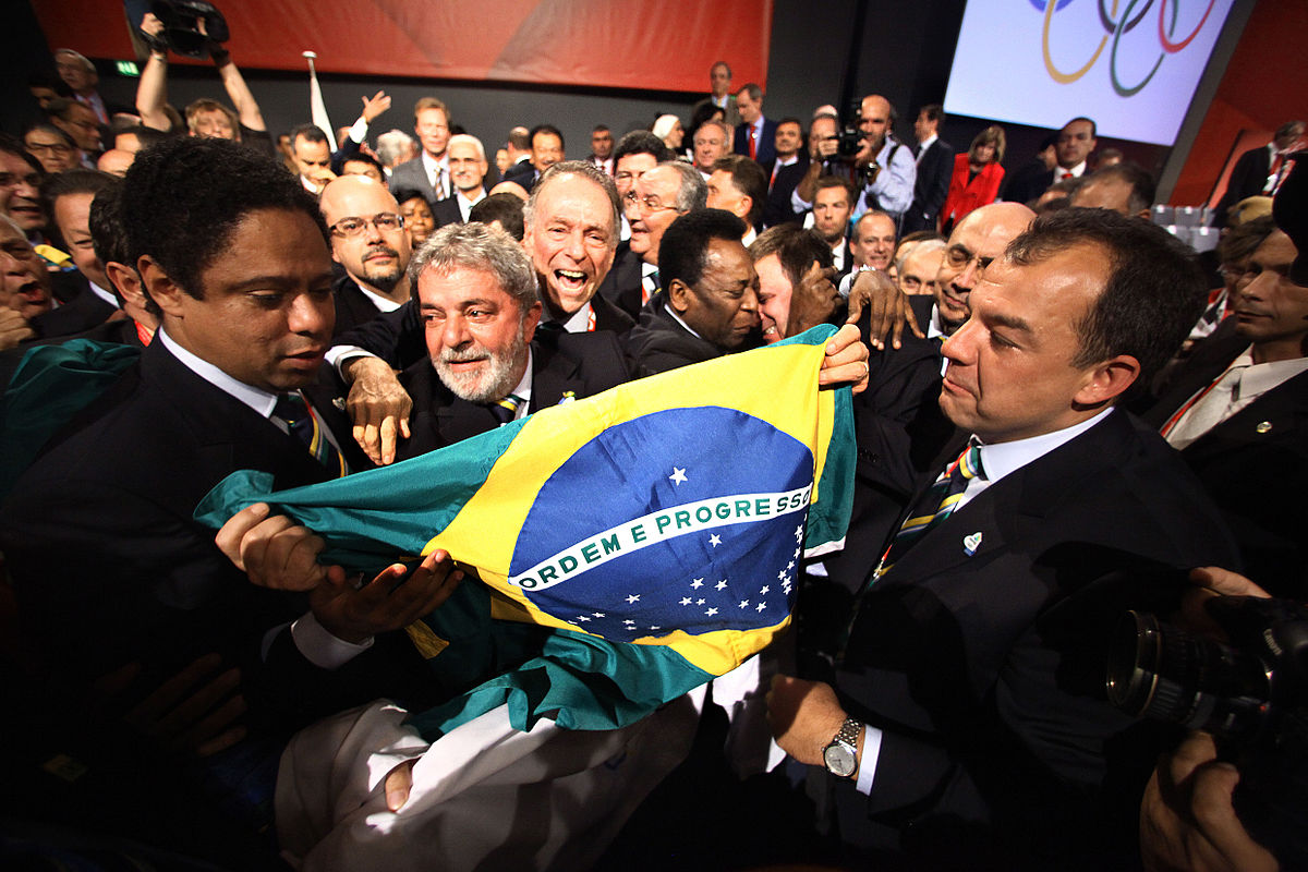 Membros da delegação brasileira comemoram a escolha do Rio de Janeiro celebración de la elección de Río de Janeiro como ciudad anfitriona de los Juegos Olímpicos de verano de 2016. Agência Brasil (CC).