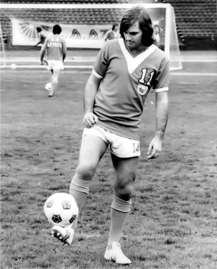 Cuando George Best pudo conocer a Naranjito 1 George Best en Los Angeles Aztecs. Foto cortesía de MLS.