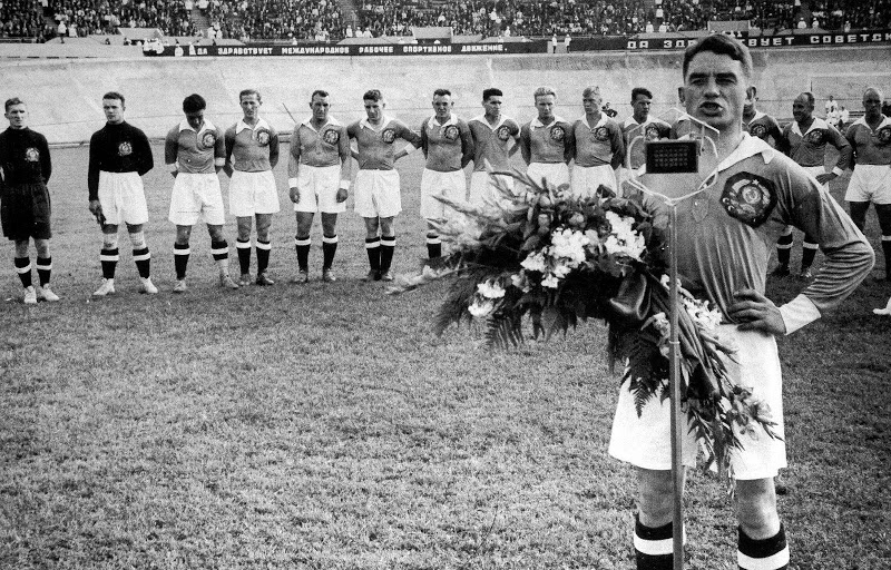 Nikolai Starostin, capitán del equipo nacional de fútbol de la URSS, dando un discurso antes de un partido amistoso con Turquía en 1934. Fotografía: B. Kudoyarov (DP).