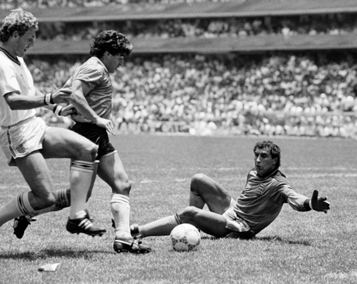 Diego Maradona a punto de marcar el gol de goles. Fotografía cortesía de fifa.com 