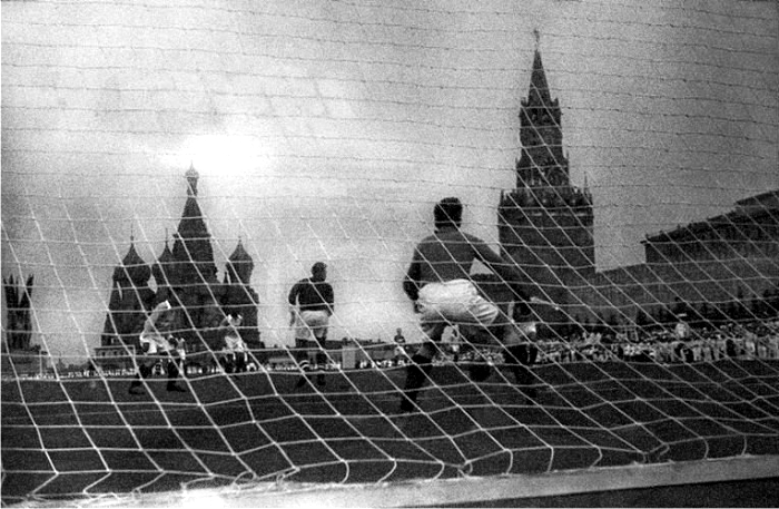 Partido de exhibición entre el Spartak y el Dinamo en la Plaza Roja, 1936. Fotografía: DP.