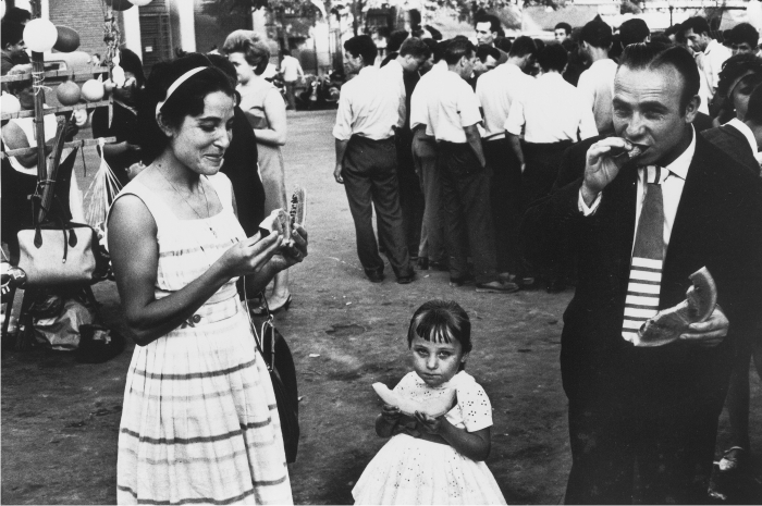 Familia en una fiesta popular. Barcelona, 1962. Colección MACBA , cortesía de herederas de Xavier Miserachs.