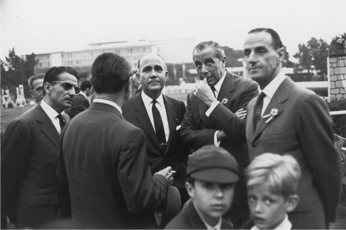 Hombres conversando en las instalaciones del Club de Polo. Barcelona, 1962. Colección MACBA, cortesía de herederas de Xavier Miserachs.
