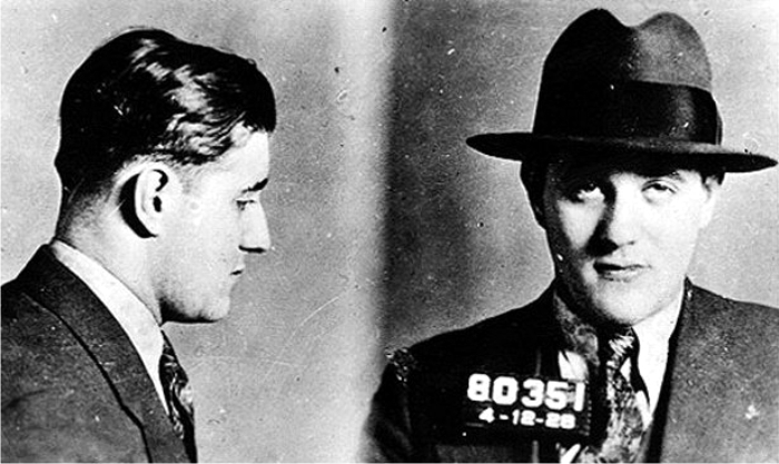 Bugsy Siegel en una ficha policial de 1928. Foto: New York Police Department (DP)