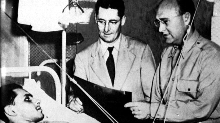 Florey examina a un soldado bajo tratamiento con penicilina en un hospital militar en 1944. Foto: Australian National University (DP)