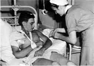 La teniente M. Wreford inyecta una dosis de penicilina al soldado W. G. Foster (Tarakan Island, 1945) Foto: Australian War Memorial (DP)