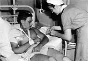 Nunca tantos debieron tanto a tan pocos 4 La teniente M. Wreford inyecta una dosis de penicilina al soldado W. G. Foster (Tarakan Island, 1945) Foto: Australian War Memorial (DP)
