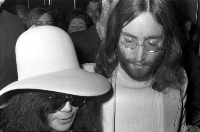 John Lennon a la derecha de La Culpa de Todo.