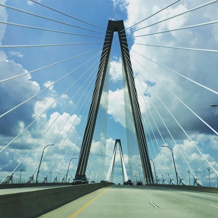 El precioso puente colgante que conecta Charleston con la zona de playas al este de la ciudad.