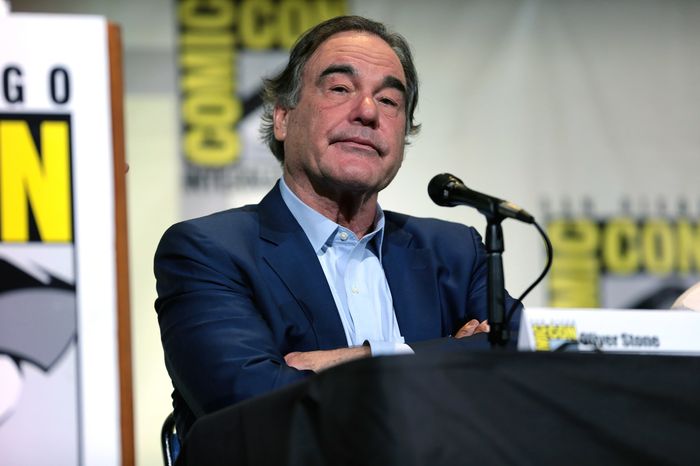 Oliver Stone en la Comic-Con sopesando la posibilidad de abrir de una vez un blog sobre chemtrails. Foto: Gage Skidmore