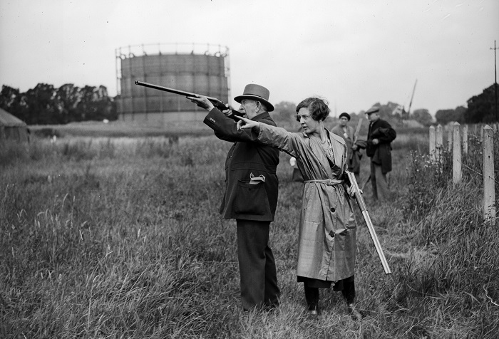 25th July 1931: A cluster of sports folk clay pigeon shooting in Worcester Park. (Photo by Fox Photos/Getty Images)