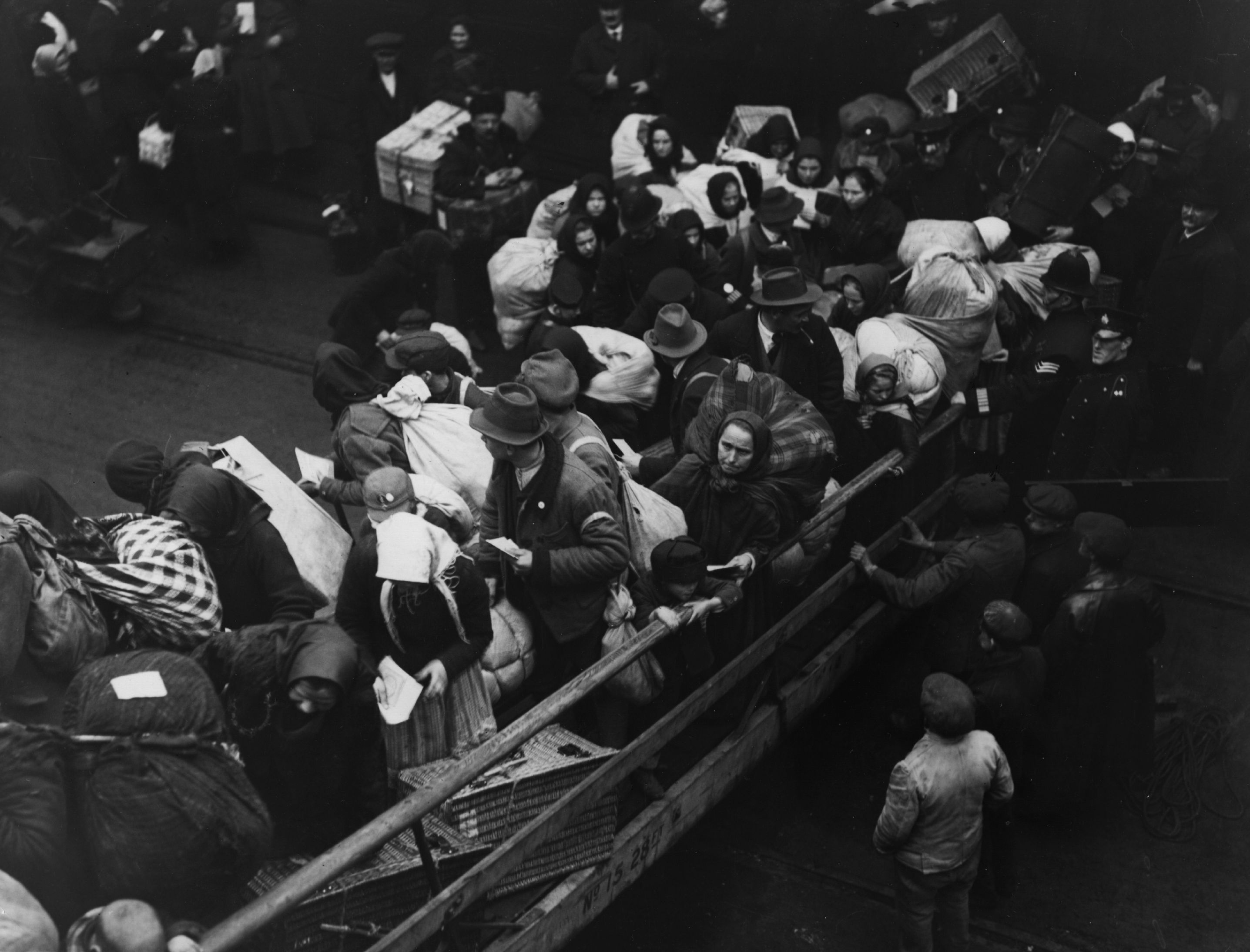 Ellis y Castle Garden, las islas de los corazones rotos 2 circa 1921: Poles and Czechoslovaks emigrating to America from Southampton. (Photo by Topical Press Agency/Getty Images)
