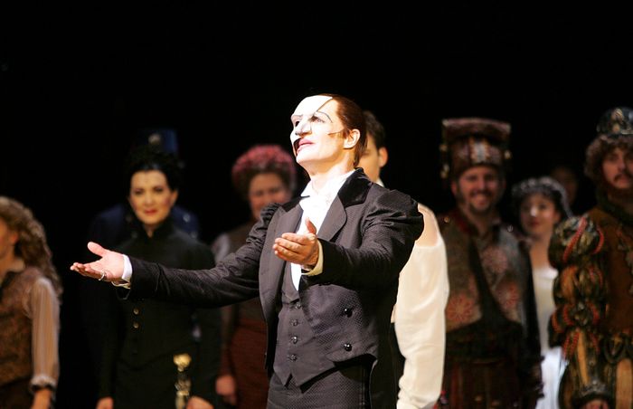Howard McGillin, who plays the phantom in the Broadway production of "The Phantom of the Opera", takes a bow during the curtain call of the musical in New York January 9, 2006. The romantic melodrama set to lush music by Sir Andrew Lloyd Webber captures the title of longest-running show in Broadway history when the curtain goes up for performance No. 7,486 on Monday night. REUTERS/Seth Wenig