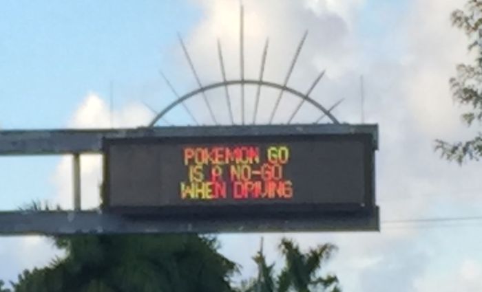 Pokémon Go o el día que todos nos volvimos gilipollas 3 Advertencia de tráfico en Florida. Fotografía: Cyclonebiskit (CC).