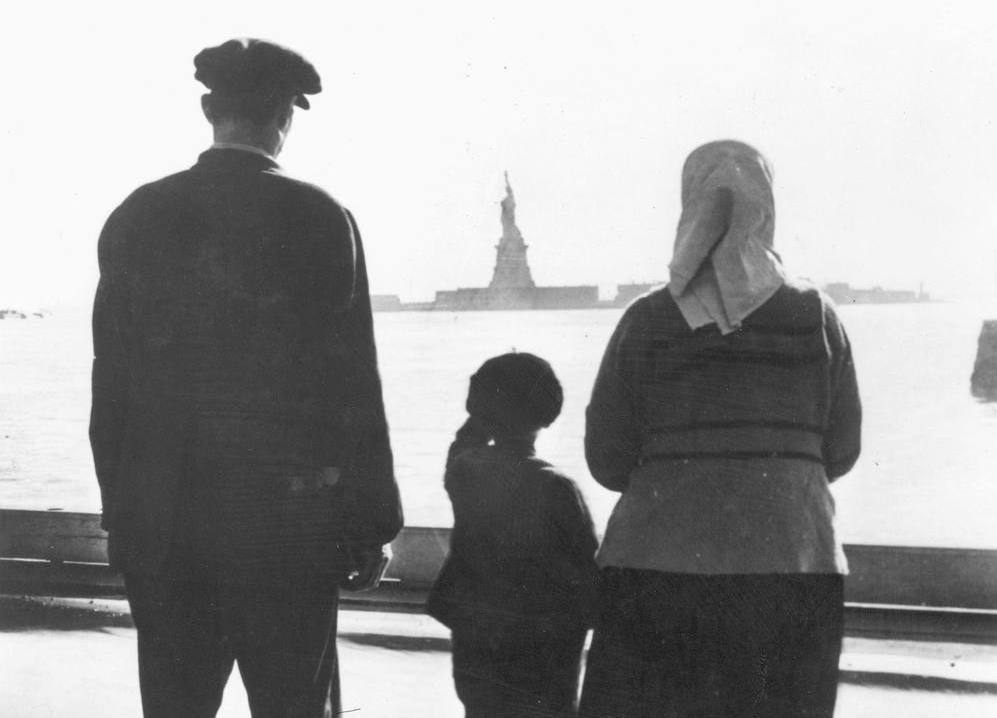 Inmigrantes en Ellis ca. 1920. Fotografía: Cordon Press.