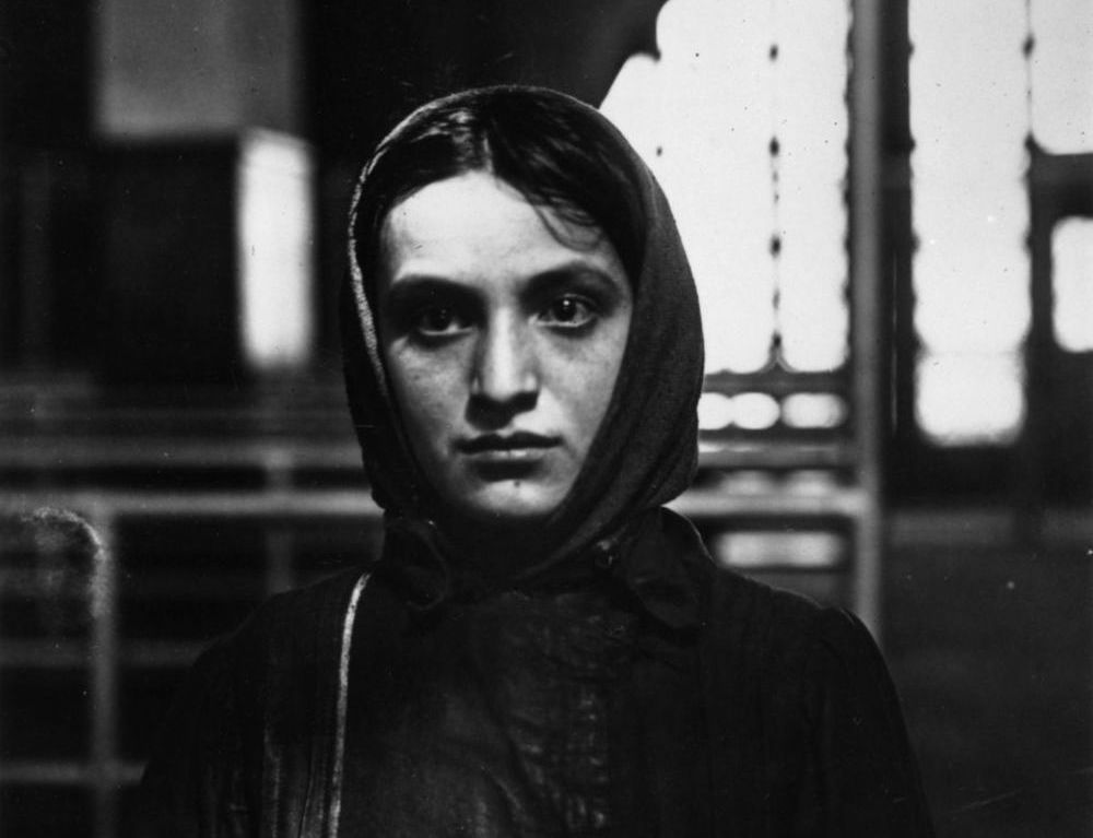 Una joven inmigrante ca. 1905. Fotografía: Getty Images.