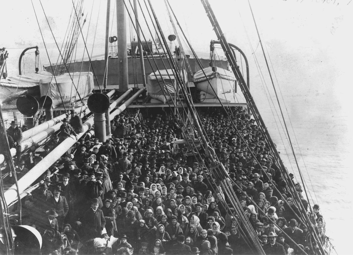 Ellis y Castle Garden, las islas de los corazones rotos 5 Inmigrantes a bordo del Patricia, 1906. Fotografía: Cordon Press.