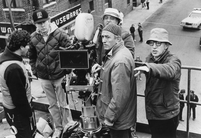 Carlo di Palma, directeru de la photo, et Woody Allen, realisateur, sur le plateau du film Radio Days, 1987 --- Carlo di Palma and Woody Allen on set of film Radio Days, 1987 *** Local Caption *** Carlo di Palma and Woody Allen on set of film Radio Days, 1987