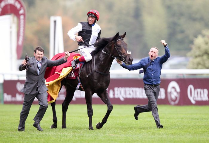 Frankie Dettori, el último pistolero 3 "Grand Prix de l'Arc de Triomphe" presented by Qatar Racing . Golden Horn, mounted by jockey Lanfranco Dettori, winner 2015 - John Gosden, coach of Golden Horn - FRANCE, Paris, 04.10.2015, Horse racing, Grand Prix de l'Arc de Triomphe presented by Qatar Horse riding event, competition held on the Hippodrome de Longchamp on October 4th. race course Longchamp. Frankie Dettori;John Gosden (British racehorse trainer)