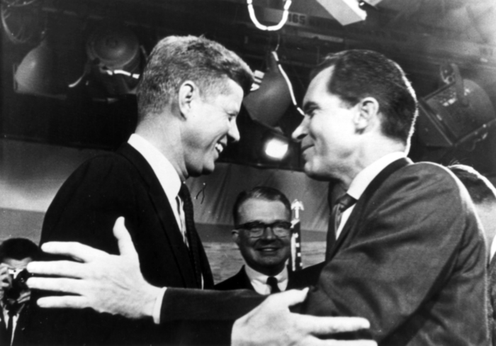 ARCHIV - Der republikanische Präsidentschaftskandidat Richard Nixon (r) und sein demokratischer Kontrahent John F. Kennedy (l) verabschieden sich nach ihrem Fernsehduell in Washington am 07.10.1960 herzlich voneinander. In der Mitte steht Fernsehdirektor J. Leonard Reinsch. Wahlkämpfe in den USA sind eine milliardenschwere Sache. Doch wer mächtigster Mann der Welt wird, entscheiden manchmal Kleinigkeiten - gewollte geniale Schachzüge und ungewollte peinliche Ausrutscher. (zu Serie: US-Präsidentenwahl 2012 «Game Changer: Manchmal entscheiden Kleinigkeiten den US-Wahlkampf») +++(c) dpa - Bildfunk+++